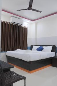 1 dormitorio con cama y ventana en Hotel Kalpesh, en Navi Mumbai