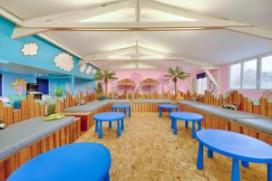 Reštaurácia alebo iné gastronomické zariadenie v ubytovaní Villa California Dream proche paris et disney