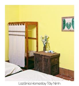 Tây NinhにあるLazánia homestay Đất Thánh-số 8a hẻm số 3 Phạm Văn Xuyênのベッドルーム1室(鏡、テーブル、ベッド1台付)