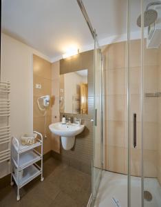 a bathroom with a sink and a shower at Casa Piedra in Cristian