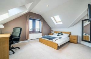 - une chambre avec un lit, un bureau et une chaise dans l'établissement Executive Residence - Yorkshire Staycation Home, à Gomersal