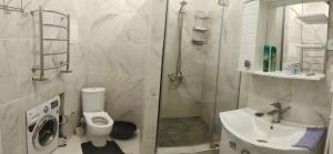 Salle de bains dans l'établissement Сдаётся 2х комн кв в центре города ЖК Астана