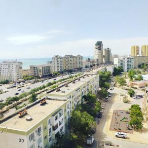 une vue aérienne sur une rue de la ville avec des bâtiments dans l'établissement Сдаётся 2х комн кв в центре города ЖК Астана, à Aktau