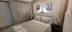 - une petite chambre avec un lit et deux oreillers dans l'établissement Pretty Home Rozzano, à Rozzano