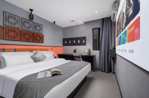 Ένα ή περισσότερα κρεβάτια σε δωμάτιο στο Banana Fun Hotel - Guangzhou East Railway Station Yantang Metro Station