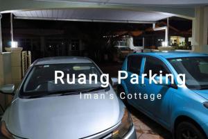 un coche aparcado en un garaje con las palabras "ring parking mans" en Iman’s Cottage Hospital Kulim Hitech, en Kulim