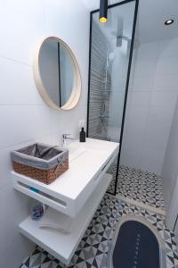 El Madania的住宿－Élégance et Confort au Cœur d'Alger，一间带水槽和镜子的浴室