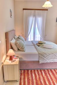 Postel nebo postele na pokoji v ubytování Houmis Apts & Studios