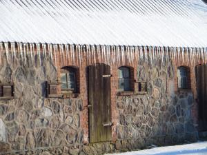 un edificio de ladrillo con ventanas y techo cubierto de nieve en Doppelhaushälfte in idyllischer Lage, separater Eingang en Reimershagen