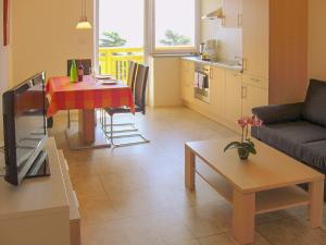 ein Wohnzimmer mit einem Sofa und einem Tisch in der Unterkunft Apartment Kastelaz in Tramin an der Weinstraße