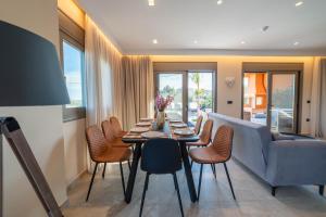 アナイプスィにあるNaturalia Orange Luxury Villa - Private Pool - Sleeps 8のテーブルと椅子とソファのあるダイニングルーム