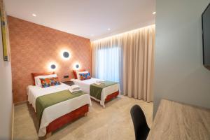アナイプスィにあるNaturalia Orange Luxury Villa - Private Pool - Sleeps 8のベッドが2つと窓があるホテルの部屋 +32枚の写真