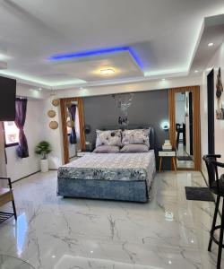 um quarto com uma cama grande num quarto com pisos em mármore em Condo Azur Suites B207 near Airport, Netflix, Stylish, Cozy with swimming pool em Lapu Lapu City