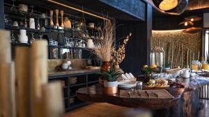 une cuisine avec une table avec de la nourriture dessus dans l'établissement Euphorbia Mashatu, à Lentswelemoriti