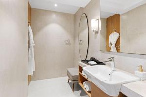 Ванная комната в The Astor - All Suites Hotel Candolim Goa