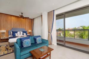 Кровать или кровати в номере The Astor - All Suites Hotel Candolim Goa