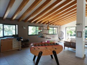 uma sala de estar com uma mesa de bilhar no meio em Camping Milella em Propriano