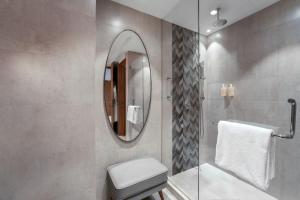 Ванная комната в The Astor - All Suites Hotel Candolim Goa