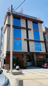 un edificio con muchas ventanas en una calle en The Shankara View, en Godarpura