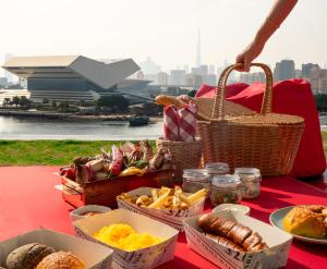 una mesa con cestas de comida en un mantel rojo en Crowne Plaza Dubai Festival City en Dubái