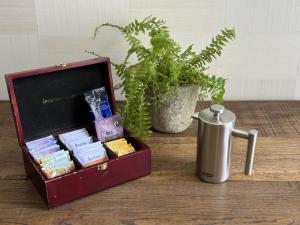 クライストチャーチにあるホテル 115の木箱(お茶ポット、植物付)