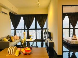 Urban Suites by PerfectSweetHome with Spectacular High View# Komtar View في Jelutong: غرفة معيشة مع أريكة وطاولة