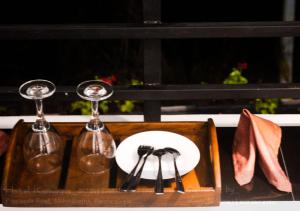 taca z talerzem i przyborami kuchennymi na stole w obiekcie Hotel Kanvinra w mieście Bandarawela