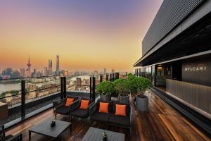 vista para o horizonte da cidade a partir de um edifício em Bulgari Hotel Shanghai em Xangai
