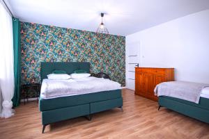 Łóżko lub łóżka w pokoju w obiekcie Apartamenty 8 i 10 osobowe Koniakówka Resort