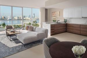 uma sala de estar com um sofá e uma mesa em InterContinental Residence Suites Dubai Festival City by IHG no Dubai
