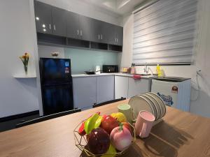 Urban Suites R l 6pax 2R2B l SeaView &CityView l Georgetown的厨房或小厨房