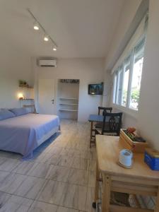 1 dormitorio con 1 cama y 1 mesa en una habitación en Apartamento centrico en Buenos Aires