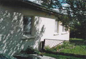 Casa blanca con ventana y valla en Gemütliche Ferienwohnung, separater Eingang, 