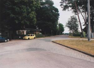 un coche blanco estacionado al lado de una calle en Gemütliche Ferienwohnung, separater Eingang, 