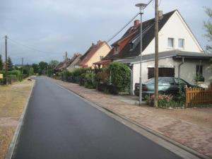 un camino vacío delante de una casa en Gemütliche Ferienwohnung, separater Eingang, 