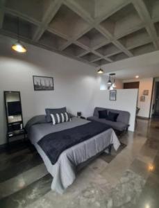 A bed or beds in a room at Roma Vista Loft- Oasis en el corazón de la Roma