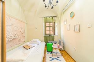 科塞格的住宿－Komló Apartman - Stefan，一间设有床铺和桌子的房间