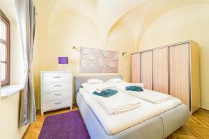 1 dormitorio con 1 cama grande y vestidor en Komló Apartman - Stefan, en Kőszeg