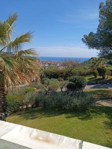 un jardín con vistas al océano en VILLAGGIO ANDORA COLOMBO en Marina dʼAndora