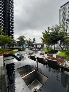 Urban Suites by PerfectSweetHome with Spectacular High View# Komtar View في Jelutong: طاولة مطبخ مع حوض في المدينة