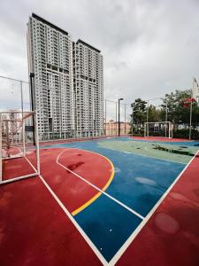 Urban Suites R l 6pax 2R2B l SeaView &CityView l Georgetown内部或周边的网球和/或壁球设施