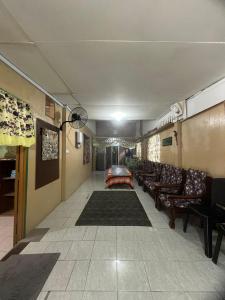 um longo corredor com sofás e cadeiras num quarto em Lai Tada Homestay Sarikei em Sarikei