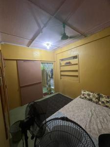 um quarto com uma cama e cadeiras em Lai Tada Homestay Sarikei em Sarikei