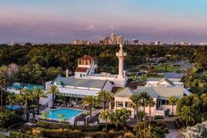 - une vue aérienne sur le complexe avec la ville en arrière-plan dans l'établissement The Vinoy Resort & Golf Club, Autograph Collection, à St Petersburg