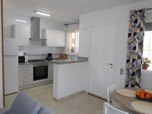 Kuchyňa alebo kuchynka v ubytovaní Casa cerca del mar con piscina privada, wifi, aire opcional, mascotas bienvenidas, playa para perros. - ES-184-55