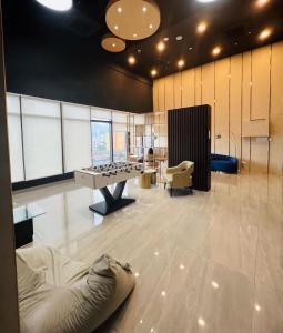 Urban Suites R l 6pax 2R2B l SeaView &CityView l Georgetown的休息区