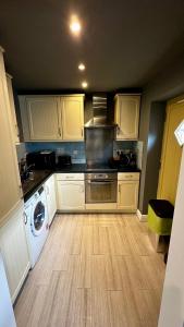 a kitchen with a stove and a washing machine at One Bedroom Flat Town Centre Colchester in Colchester