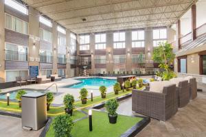 Bazén v ubytování Sandman Hotel Edmonton West nebo v jeho okolí