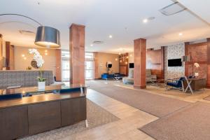 TV a/nebo společenská místnost v ubytování Sandman Hotel Edmonton West