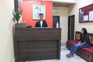 deux femmes assises à un comptoir dans une pièce dans l'établissement Hotel Kalash , Kalimpong, à Kalimpong